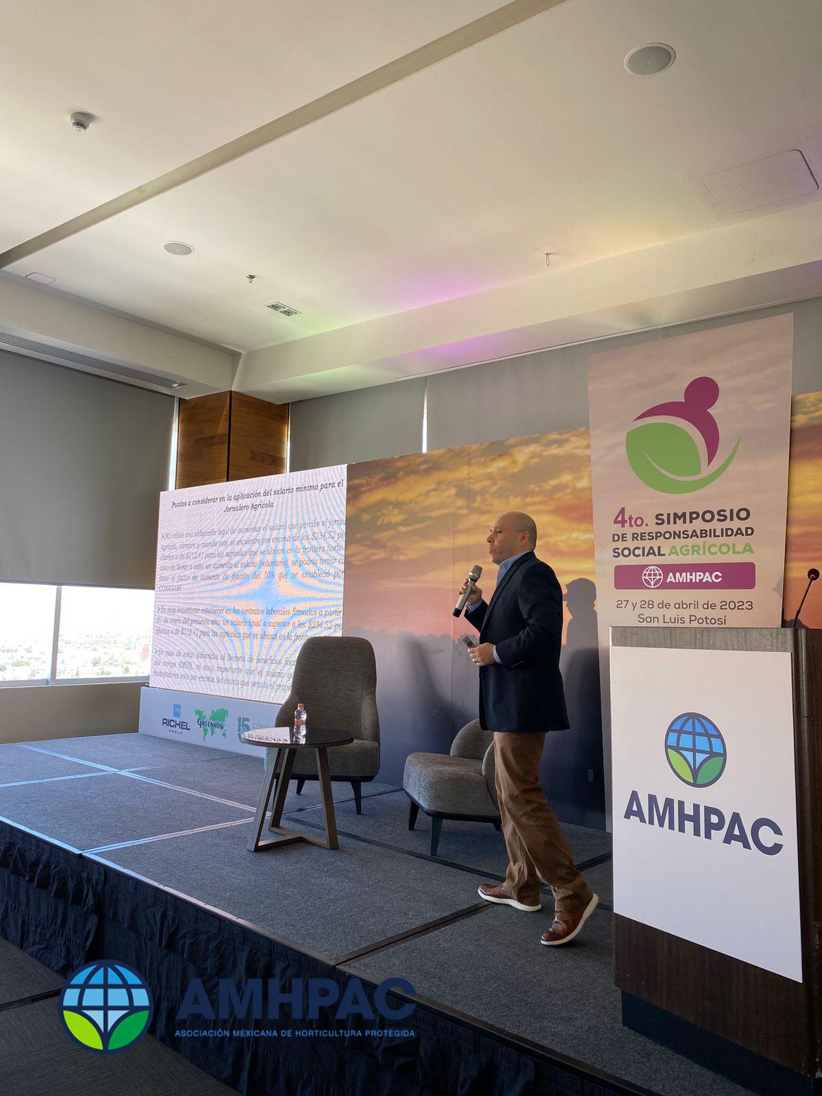 Gustavo exponiendo (2)