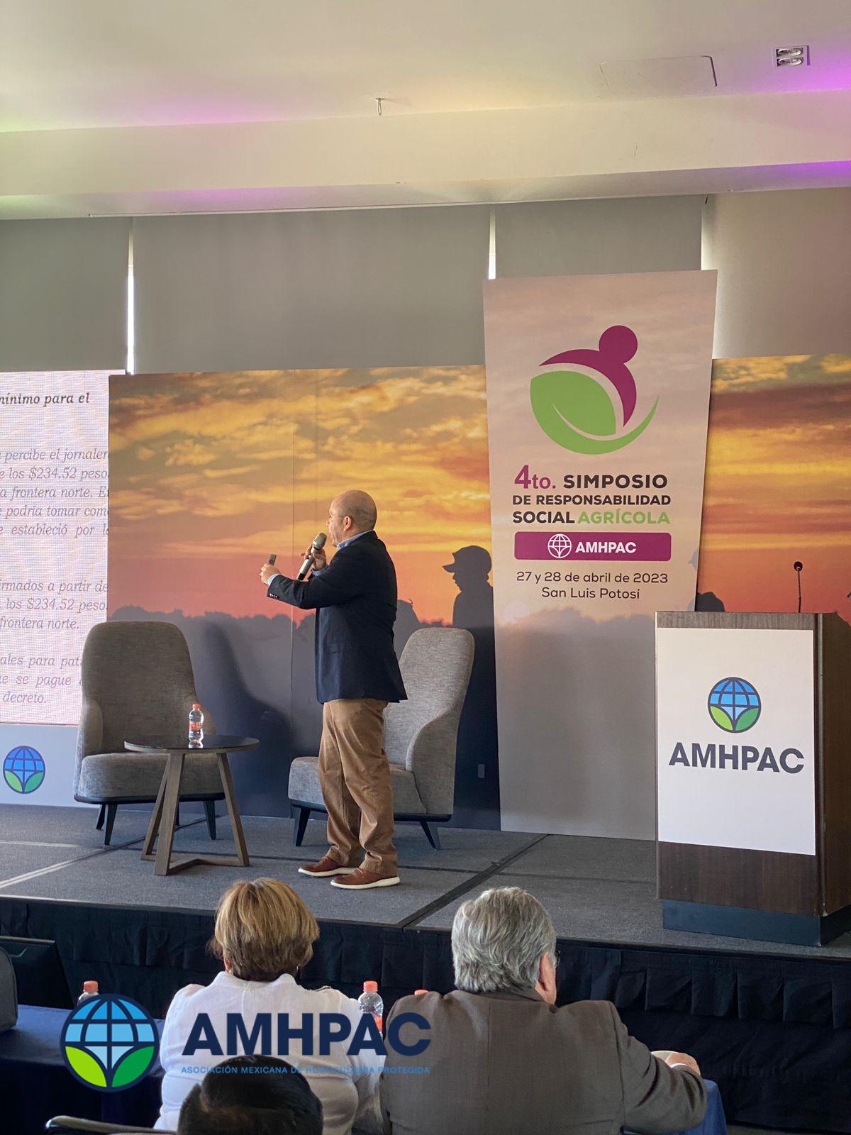 Gustavo exponiendo (4)